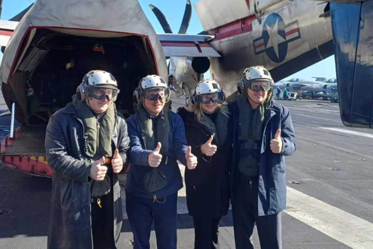 El presidente Javier Milei, junto a la embajadora y otros funcionarios argentinos, posa con equipo de vuelo y pulgar arriba a bordo del portaaviones USS Nimitz durante ejercicios navales conjuntos con Estados Unidos.
