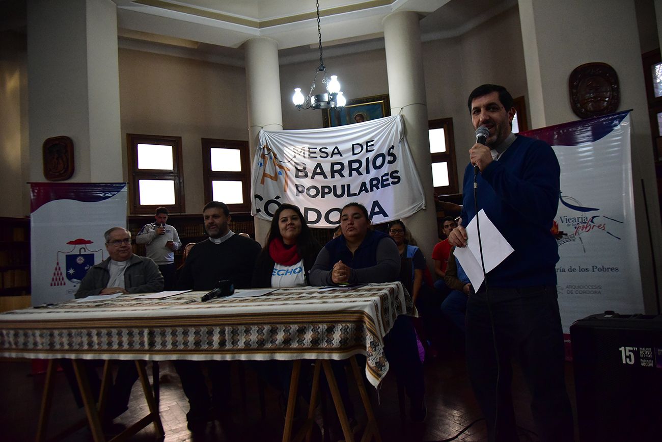 Conferencia de prensa en defensa de los barrios populares en el Arzobispado de Córdoba con la presencia de Ángel Rossi.