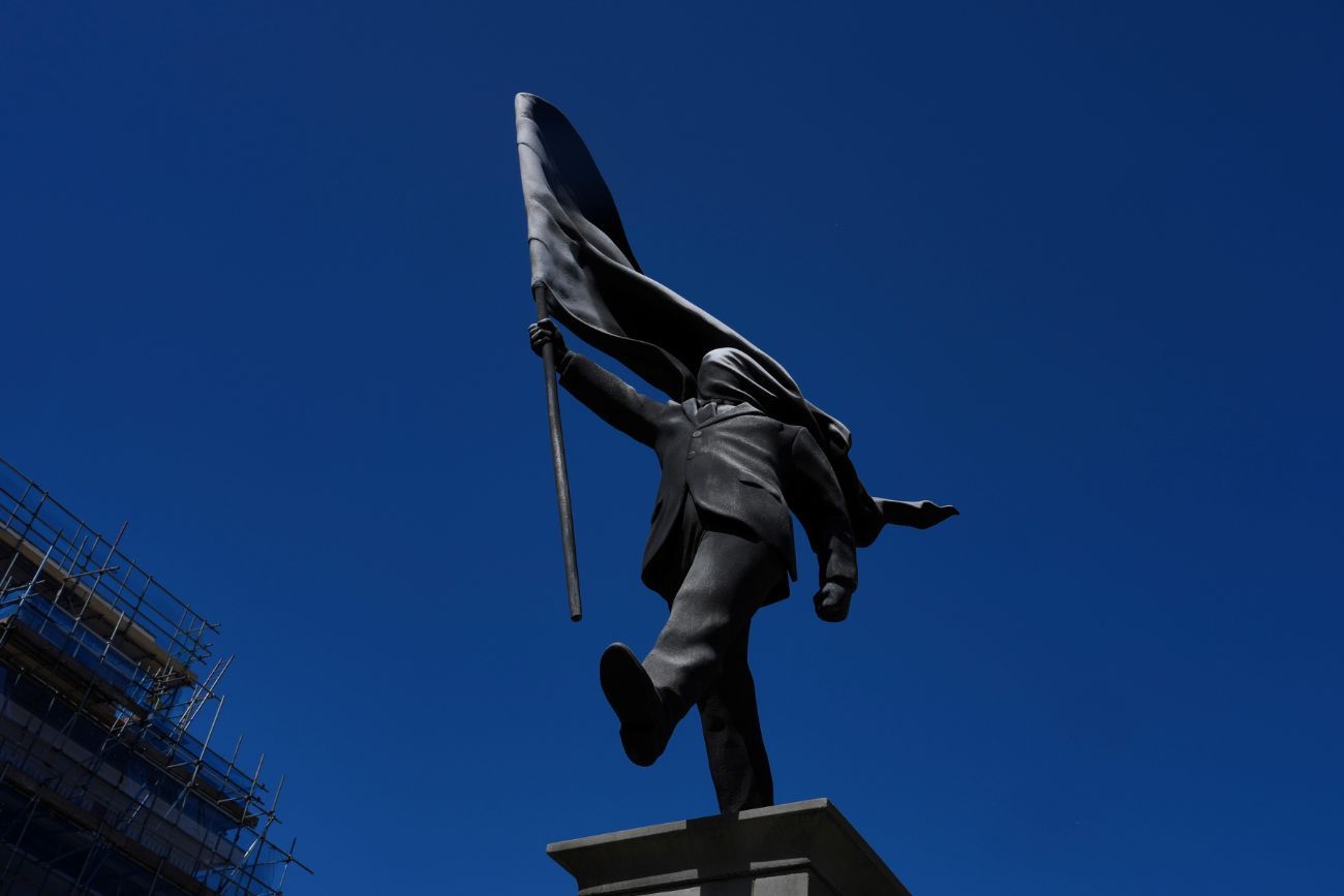 Una nueva obra de Banksy apareció en Londres: una estatua misteriosa en pleno centro.