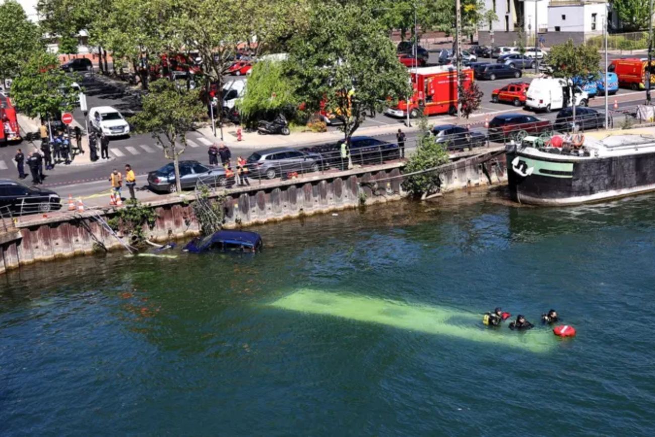 Un colectivo manejado por una aprendiz cayó al río Sena en París tras perder el control. (Gentileza BBC)