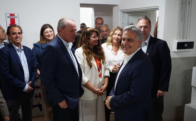El gobernador Martín Llaryora inauguró este jueves inauguró nuevas salas en la escuela Justo José de Urquiza, en la ciudad de Río Cuarto. Lo acompañaron el intendente Guillermo De Rivas, el ministro de Educación, Horacio Ferreyra, y Juan Manuel Llamosas, presidente provisorio de la Legislatura. (Prensa Gobierno de Córdoba)
