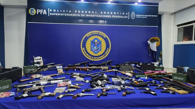 Operativos con secuestro de armas y detenidos. (PFA)