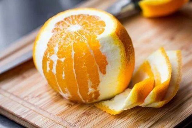 Cómo usar jugo de naranja para mantener las cucarachas lejos de casa.