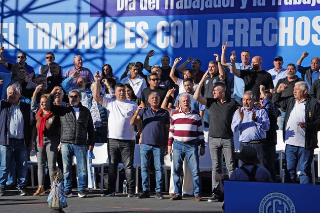 Movilización de la CGT en a la Plaza de Mayo en la previa del Día del Trabajador en rechazo a la reforma laboral y a la política económica del gobierno de Javier Milei.