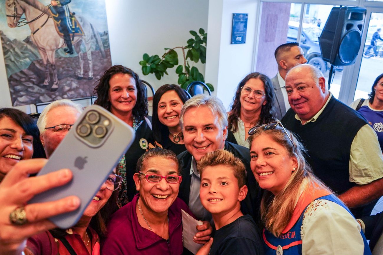 Antes de llegar a Río Cuarto, el gobernador Martín Llaryora visitó este jueves varias localidades del departamento Marcos Juárez. Esta noche celebrará el Día del Trabajador, con la CGT riocuartense. (Prensa Gobierno de Córdoba)