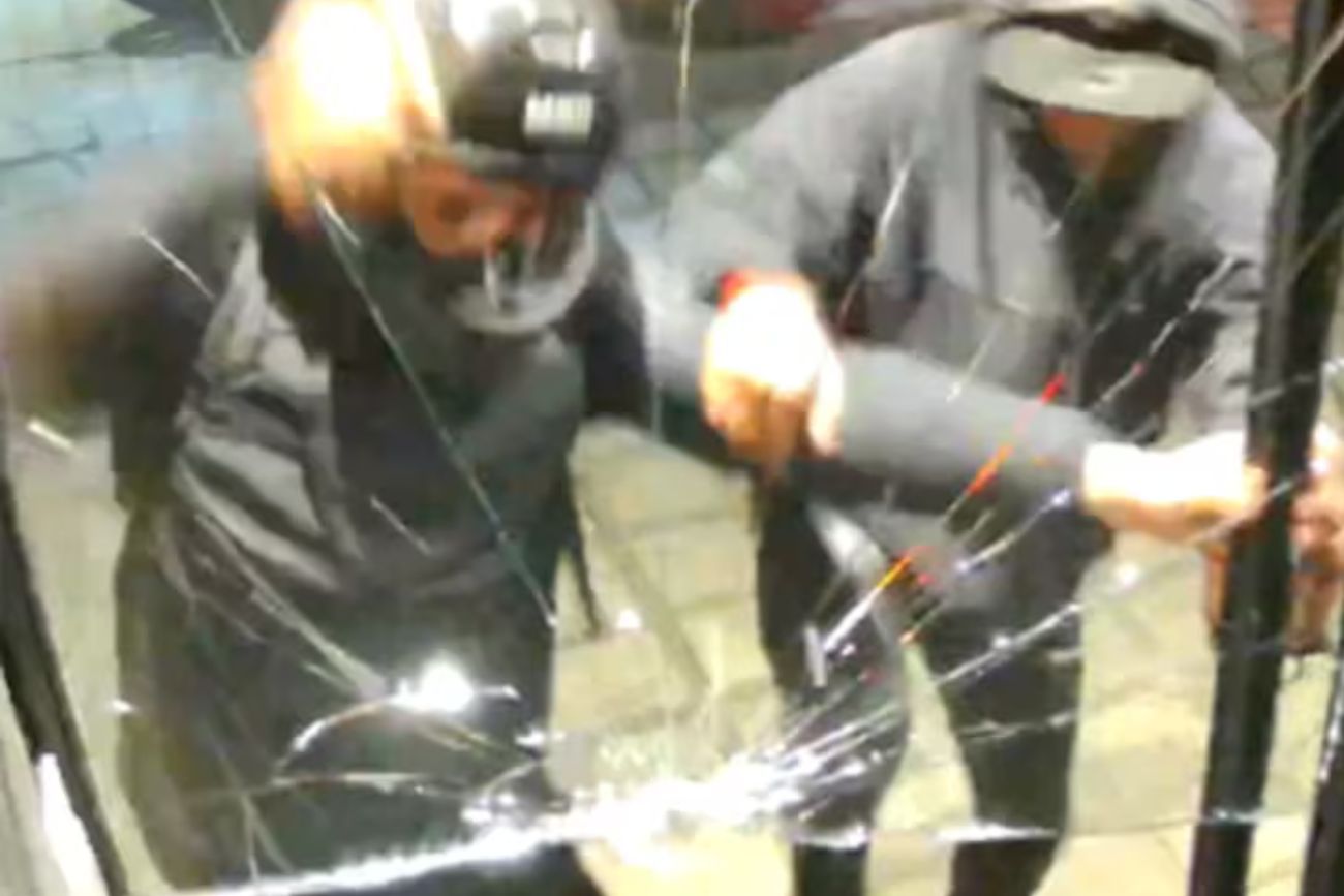 Una presunta banda conocida como "Rompevidrieras" habría protaginizado numerosos robos en barrio Cerro de las Rosas. (Captura de video).