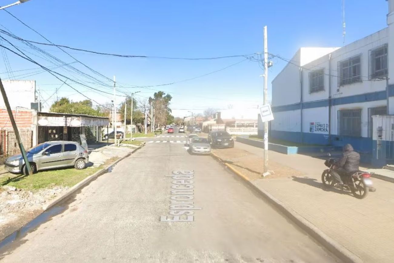 Su novio le cortó la cara con una botella rota y ella lo asesinó a puñaladas: permanece prófuga
