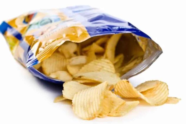El peso de una bolsa de papas fritas, y no su tamaño, es lo que debemos mirar para saber qué cantidad de producto estamos comprando. 