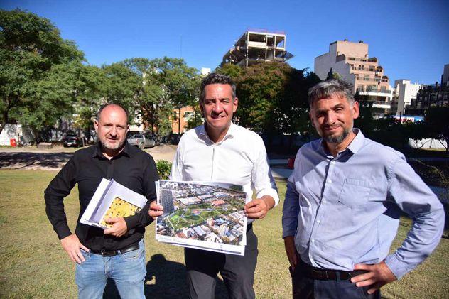 Avance de las obras de puesta en valor del parque General José María Paz. De izquierda a derecha, Pablo Aguirre (director de Espacios Verdes de la Municipalidad), Miguel Siciliano (ministro de Vinculación y Gestión) y Leandro Prone (director general de de Preservación de Espacios Públicos de la Provincia).