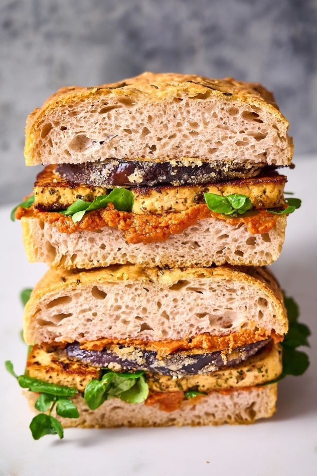 Cómo hacer el sándwich de focaccia de Dolli Irigoyen paso a paso.