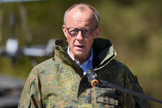 El canciller alemán Friedrich Merz durante su visita al ejército en la base de la Bundeswehr en Münster, Alemania, el jueves 30 de abril de 2026. 
