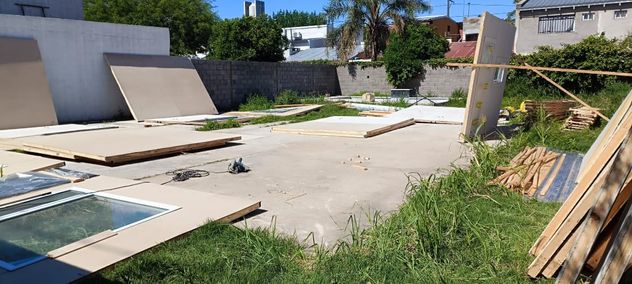 Las familias realizan trabajos en La Casita para dejarla en condiciones.
