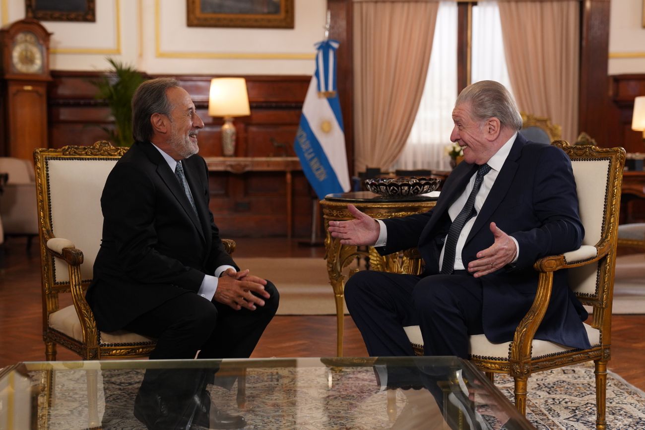 Arturo Puig interpreta al presidente de la Nación. 