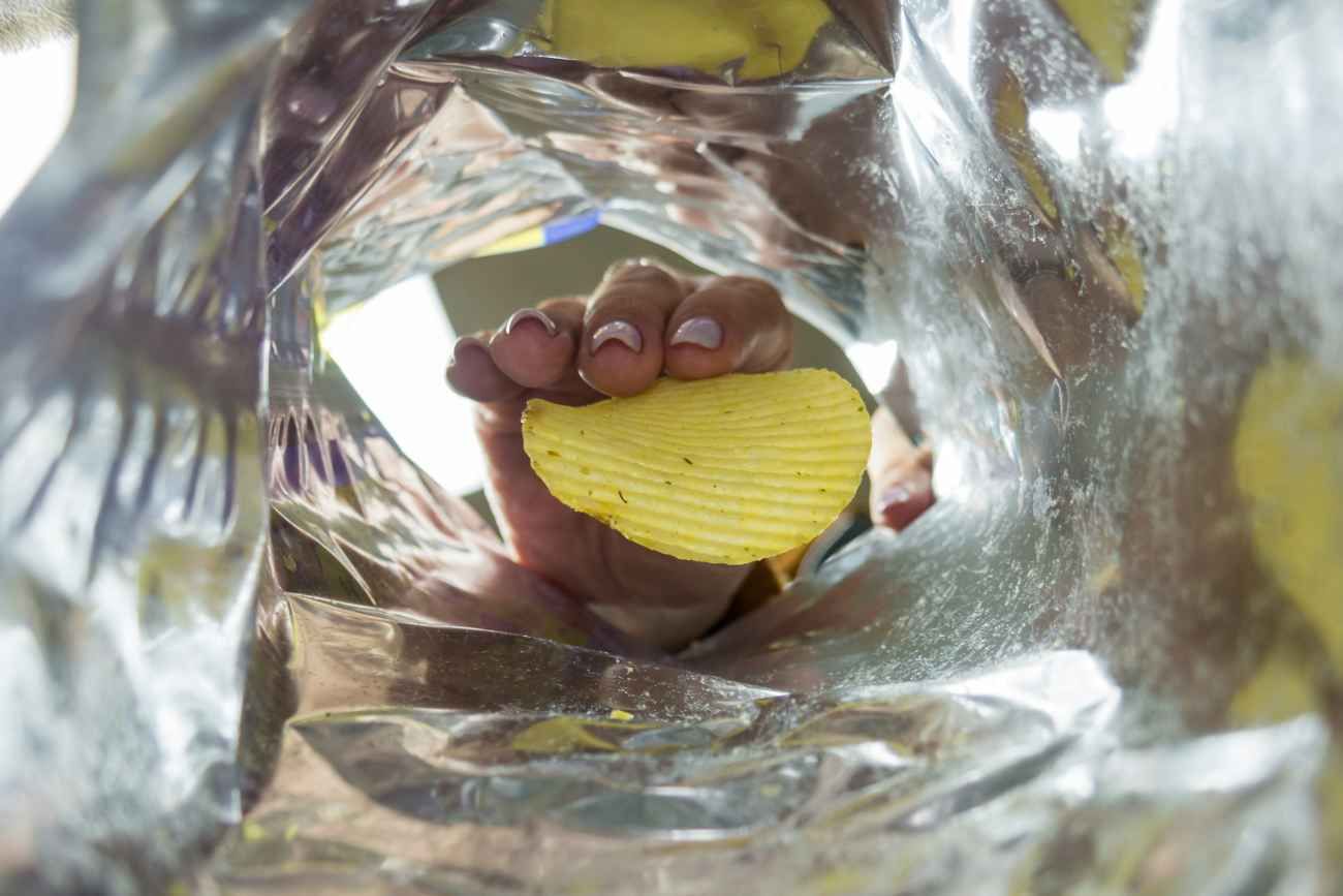 El peso de una bolsa de papas fritas, y no su tamaño, es lo que debemos mirar para saber qué cantidad de producto estamos comprando. 