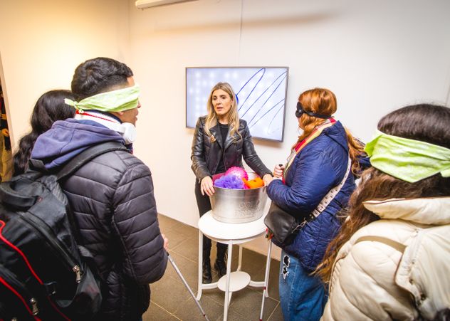 Andrea Porello propone experiencias sensoriales y artísticas para ponerse en el lugar del otro. 