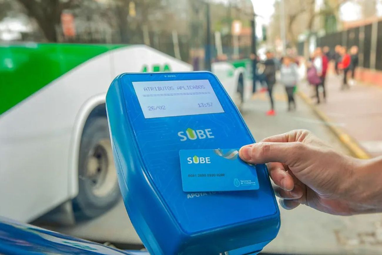 Desde el 1 de mayo, viajar en colectivo o atravesar autopistas porteñas será más caro: el boleto mínimo supera los $750 y los peajes adoptan un sistema 100% automático.