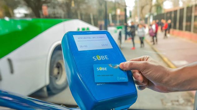 Las promociones con billeteras virtuales y bancos permiten obtener reintegros de hasta el 100% en viajes de subte y colectivo.