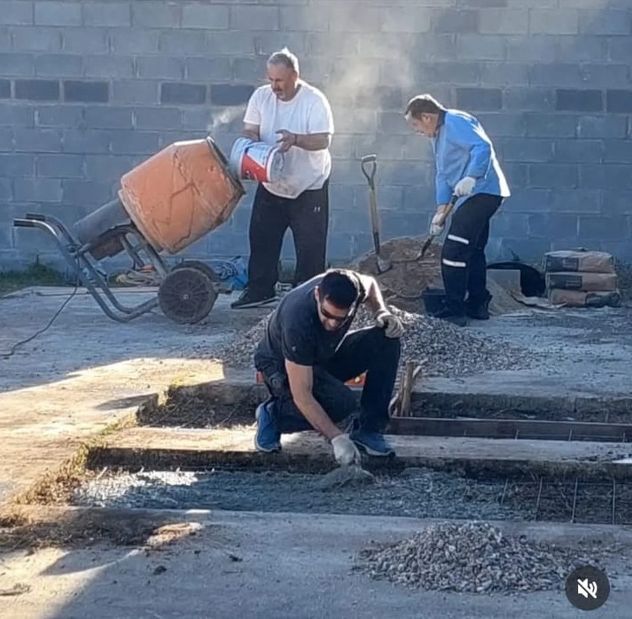 Las familias realizan trabajos en La Casita para dejarla en condiciones.
