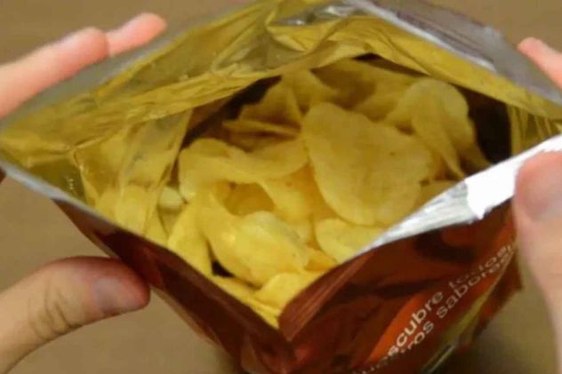 El peso de una bolsa de papas fritas, y no su tamaño, es lo que debemos mirar para saber qué cantidad de producto estamos comprando. 