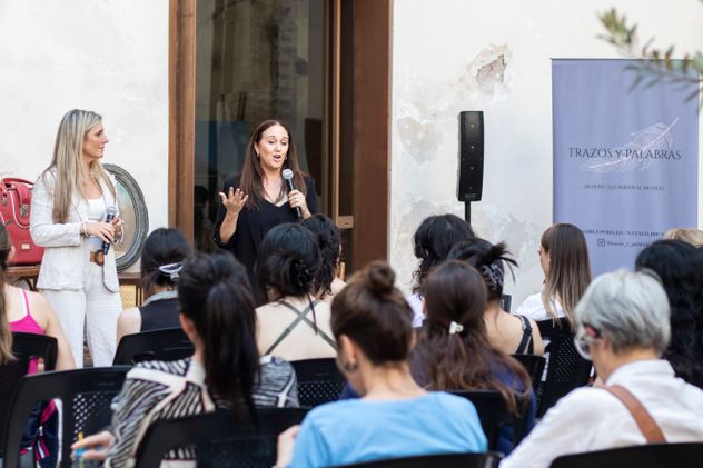 Andrea Porello con Natalia Brussa, en el cierre anual de Trazos y palabras, un taller de reflexión para mujeres. 