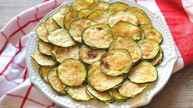 Sin fritura y con clara de huevo como aliada, los zucchinis al horno logran una textura crocante y se convierten en un snack saludable y lleno de sabor.