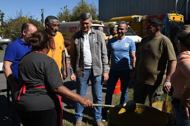 El intendente Daniel Passerini participó de varios almuerzos solidarios que se concretaron este viernes en la ciudad de Córdoba, para celebrar el Día del Trabajador. (Prensa Municipalidad de Córdoba)