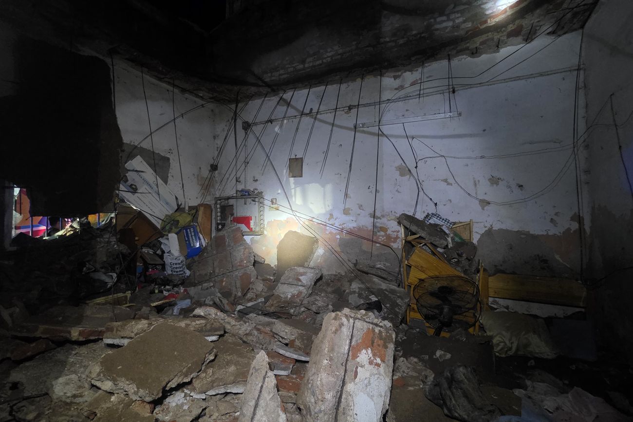 Derrumbe en barrio Müller: una joven quedó atrapada y fue rescatada.
