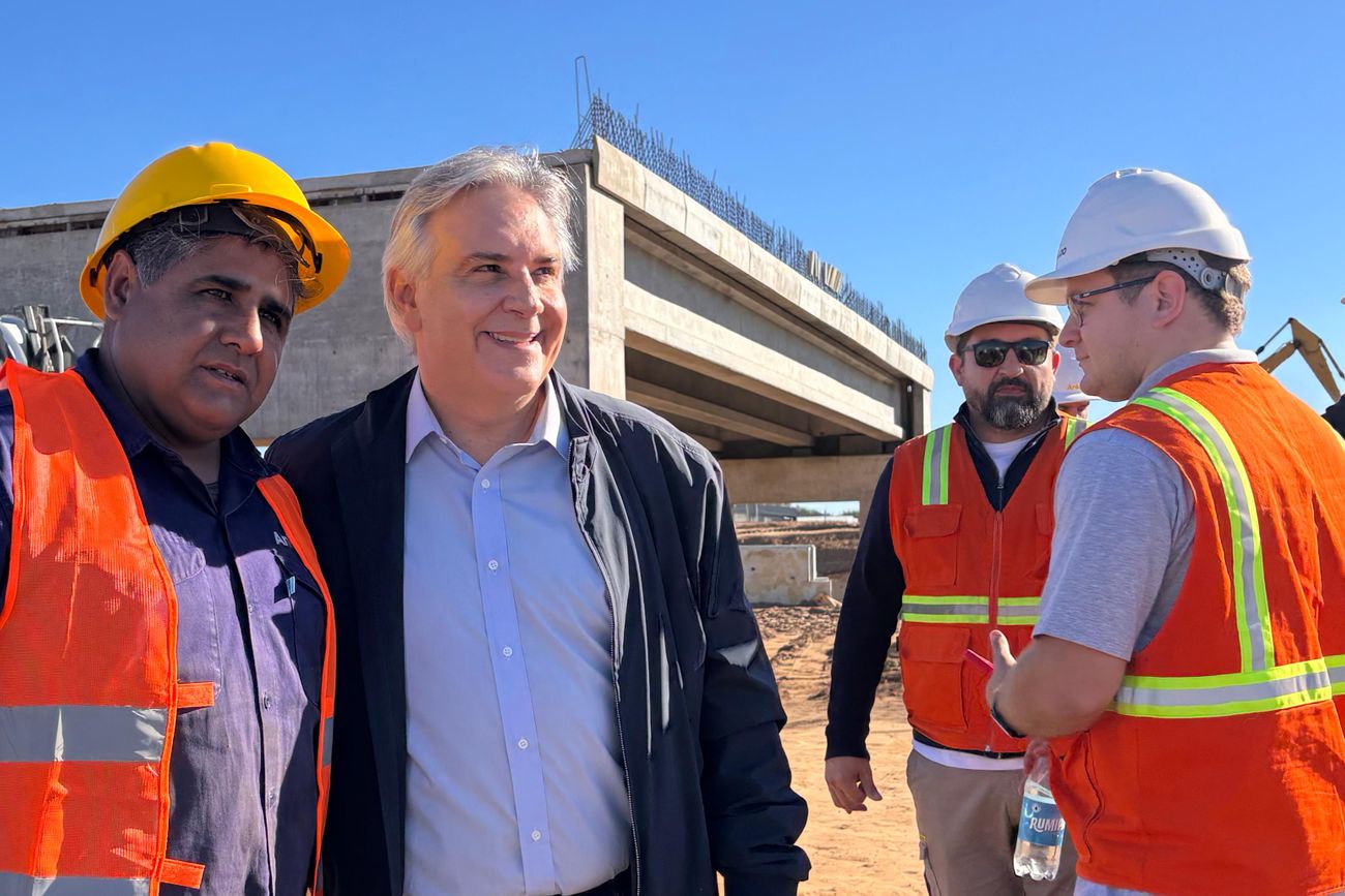 En el Día del Trabajador, el gobernador Martín Llaryora se mostró con los obreros que están construyendo la avenida de Circunvalación, en Río Cuarto. La paritaria con los estatales provinciales habría generado enojo en la Casa Rosada. (Prensa Gobierno de Córdoba).