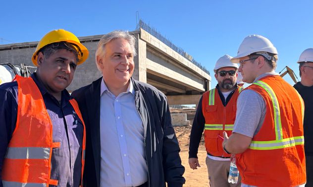 Luego de firma con ell SEP, el gobernador Martín Llaryora habrá dado un gran paso para despejar por un año el panorama de conflictos salariales. (Prensa Gobierno de Córdoba)