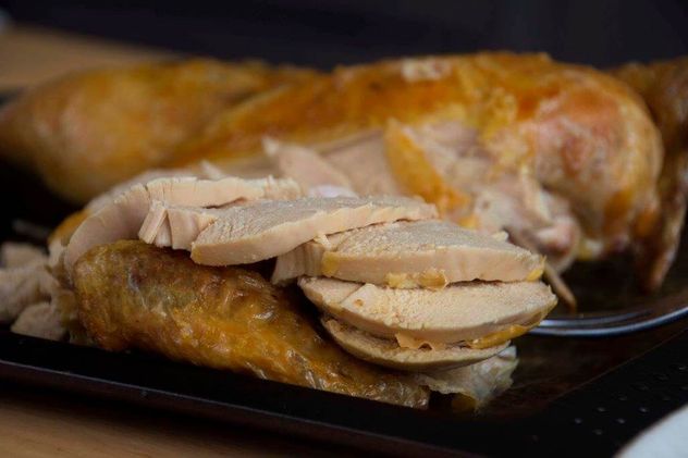 Cómo cocinar pollo jugoso sin que se seque: el método fácil que usan los expertos.
