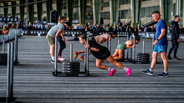 El Hyrox combina ocho kilómetros de running con estaciones de fuerza y resistencia, en un formato estandarizado que ya conquista a atletas de todo el mundo.