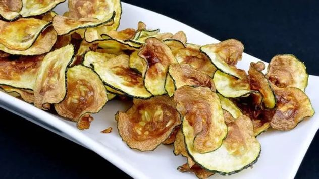 Sin fritura y con clara de huevo como aliada, los zucchinis al horno logran una textura crocante y se convierten en un snack saludable y lleno de sabor.