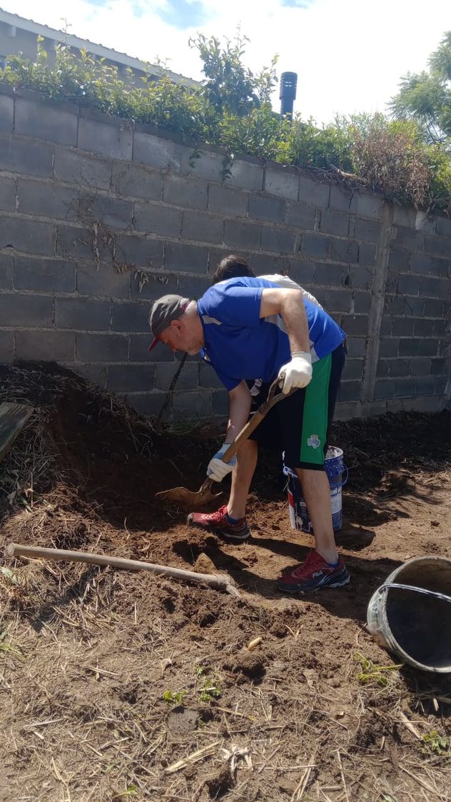 Las familias realizan trabajos en La Casita para dejarla en condiciones.