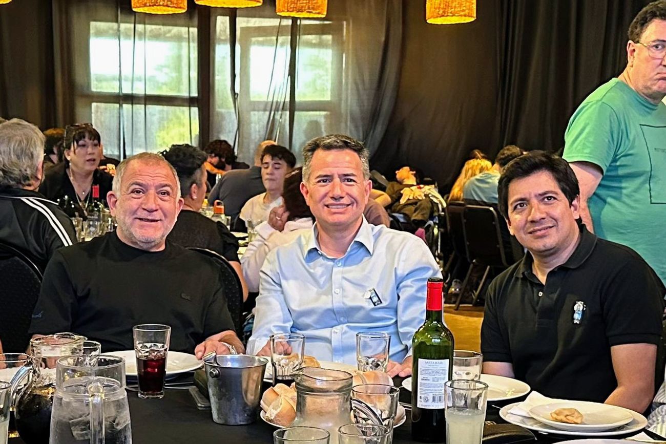 Luis Juez, Gabriel Bornoroni y Gonzalo Roca, este viernes, en el locro que el Frente Cívico organizó para celebrar el Día del Trabajador. Fuertes definiciones políticas del senador y el diputado libertario. (Prensa Frente Cívico)
