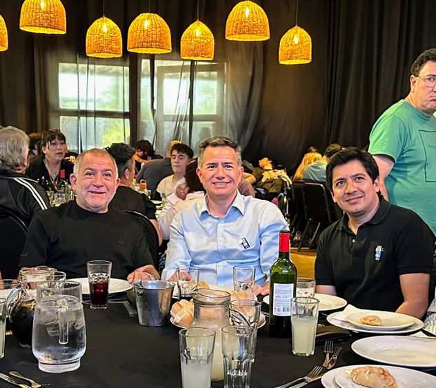 Luis Juez, Gabriel Bornoroni y Gonzalo Roca en el locro que el Frente Cívico organizó para celebrar el Día del Trabajador. Fuertes definiciones políticas del senador y el diputado libertario. (Prensa Frente Cívico)