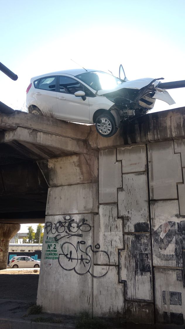 Choque en el puente de Bajada Pucará: un auto impactó contra el guardarrail
