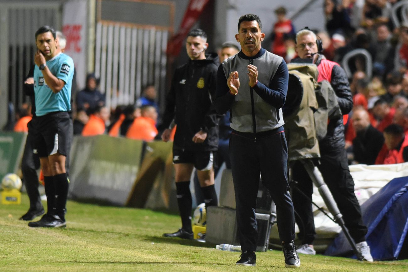 Carlos Tevez, DT de Talleres. La "T" viene de empatar con Unión, en Santa Fe, en un tanto. Cristaldo y Catalán salieron anticipadamente en el 15 de Abril; Valoyes y Fernández vivieron algo similar ante Estudiantes de La Plata.