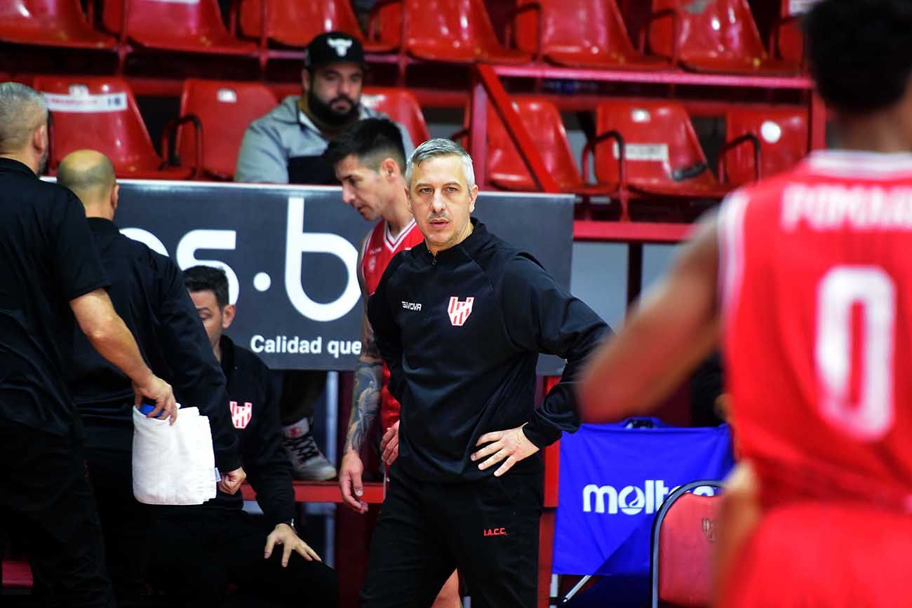 Sebastián González, trabaja con la dirigencia, en el armado del plantel de Instituto para la próxima Liga Nacional. (José Gabriel Hernández / La Voz)