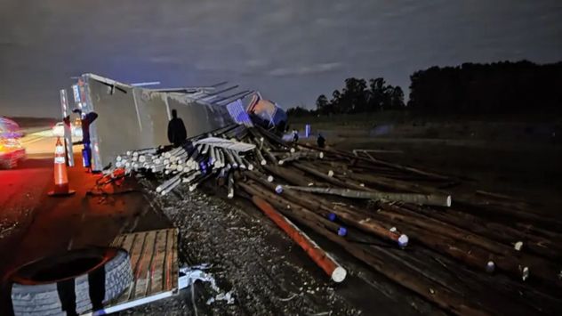 Entre Ríos: grave accidente en Ruta 14 involucró a un camión, una camioneta, un auto y un caballo suelto.