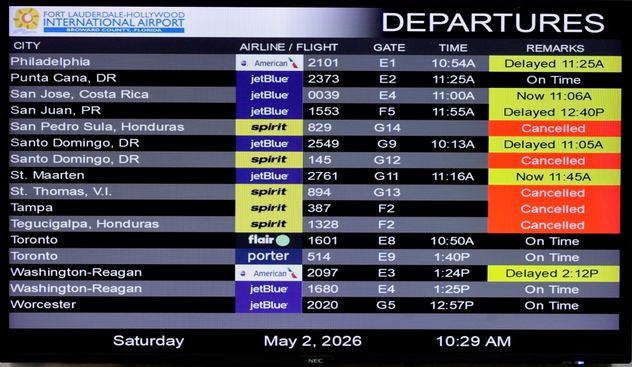 El panel informativo muestra que Spirit Airlines canceló vuelos en el Aeropuerto Internacional de Fort Lauderdale-Hollywood el sábado 2 de mayo de 2026. (Mike Stocker /South Florida Sun-Sentinel vía AP)