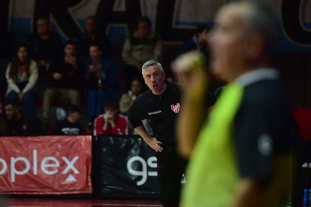 Sebastián González, entrenador de Instituto que define la serie de Reclasificación ante Obras.