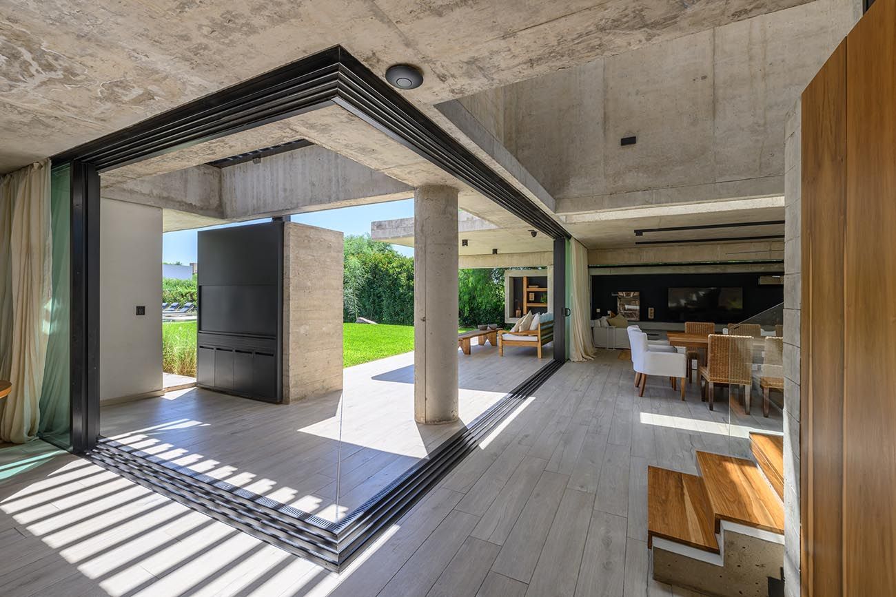 El porcelanato tabla símil madera transformó los espacios: reproduce fielmente las características naturales del material, con las ventajas del porcelanato en cuanto a estética y seguridad (proyecto Casa NNCLP, Estudio NN y arquitecto Bruno Giovannoni).