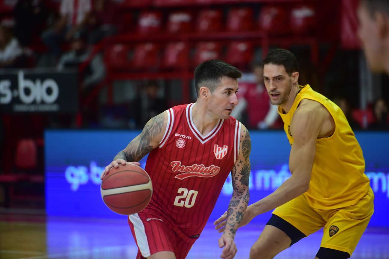 Leonel Schattmann metió un triple fundamental en el partido de Instituto ante Obras en el Sandrín (José Gabriel Hernández / La Voz)