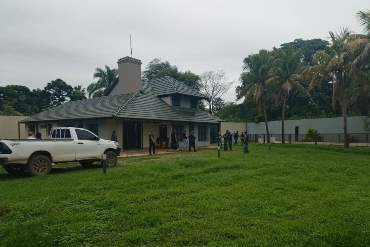 Allanamiento en una de las casas vinculadas al principal imputado, dentro del barrio privado Green House, en General Mosconi. (Gendarmería Nacional/Fiscales.gob.ar)