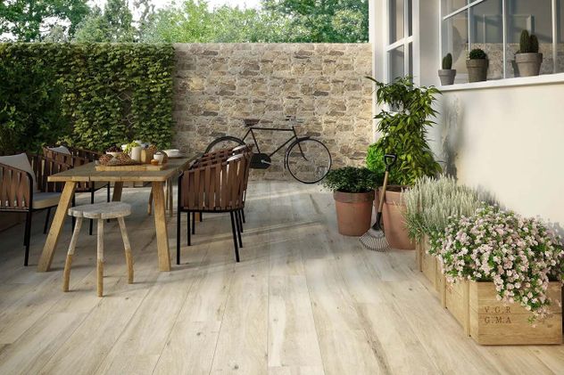 Al seleccionar el color de las piezas, es importante considerar la exposición solar para evitar reflejos de las tonalidades claras, y valorar la acumulación de calor en porcelanatos oscuros.