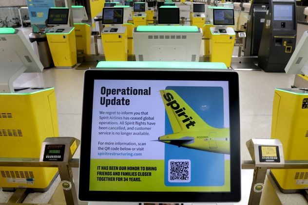 Una pantalla muestra vuelos cancelados de Spirit Airlines en el Aeropuerto Internacional de Fort Lauderdale-Hollywood el sábado 2 de mayo de 2026. (Mike Stocker /South Florida Sun-Sentinel vía AP)