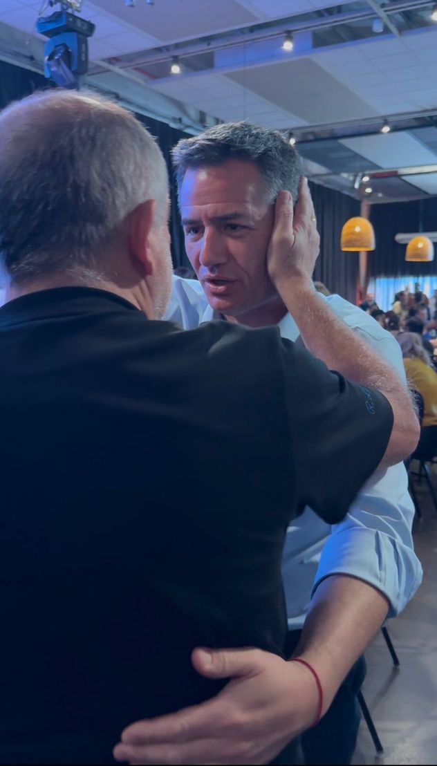 Luis Juez recibe al diputado Gabriel Bornoroni, en el locro que el juecismo organizó para celebrar el Día del Trabajador. Los dos dirigentes ratificaron su alianza y enviaron mensajes políticos a distintos sectores. (Prensa Frente Cívico) 