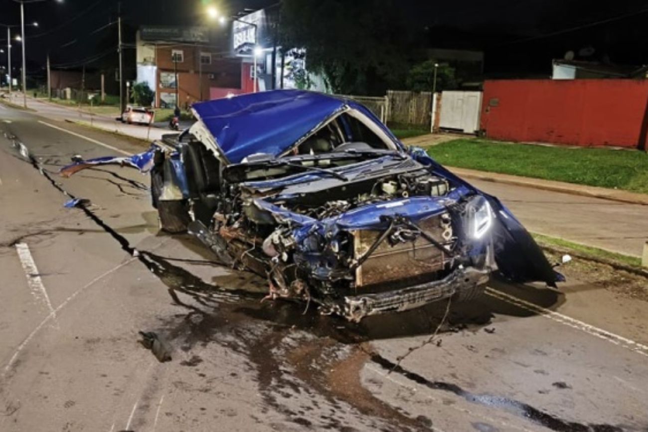 Un conductor que tenía 1,96 de alcohol en sangre salió ileso tras destrozar su camioneta contra un semáforo