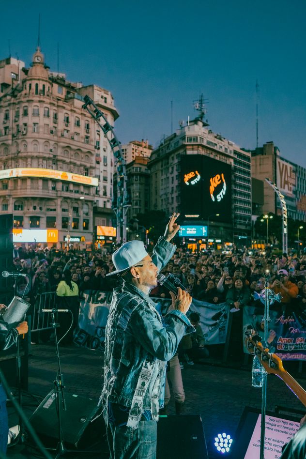 Ulises Bueno cantó en el Obelisco tras su show en el Festival Nacional del Cuarteto en La Plata