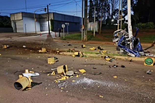 Un conductor tenía 1,96 de alcohol en sangre salió ileso tras destrozar su camioneta contra un semáforo